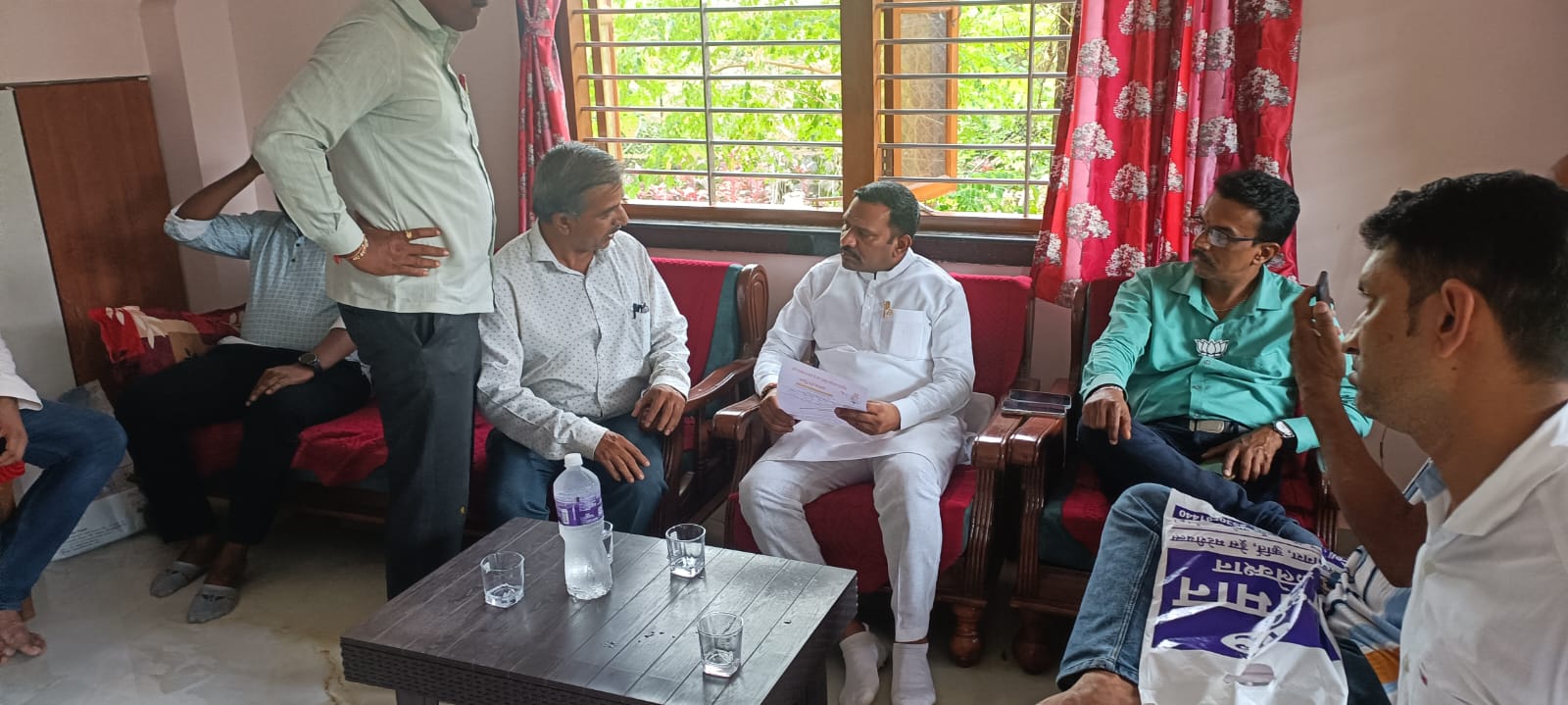 पालघरचे खासदार मा. श्री. हेमंतजी सावरासाहेब यांना निवेदन देताना